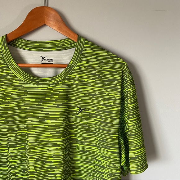 Old Navy Active | T-Shirt - Picture 2 of 4